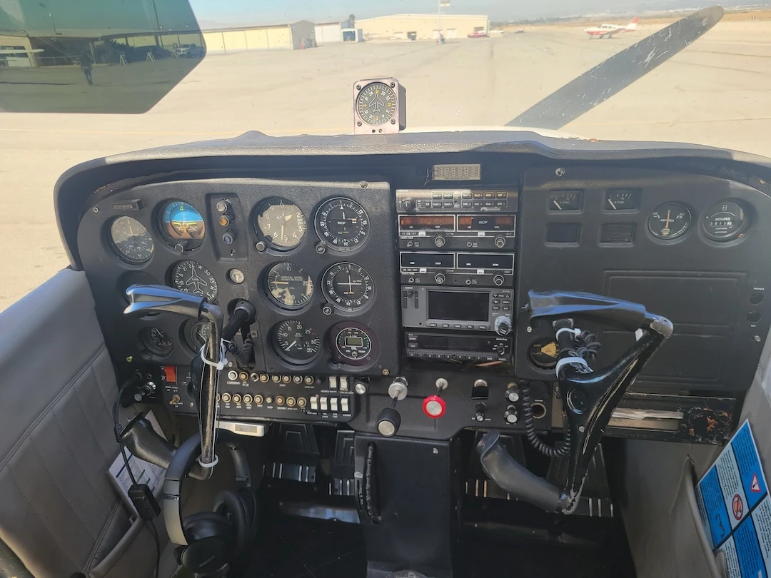 instrument-panel-of-cessna-172l-at-redlands-airport-REI